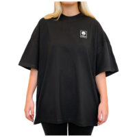 T-shirt oversize à col montant en noir T-shirt oversize à col montant noir en coton sur fond blanc