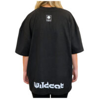 Vue arrière du T-shirt noir oversize à col montant Personne portant un T-shirt noir oversize à col montant de Wildcat, vue arrière