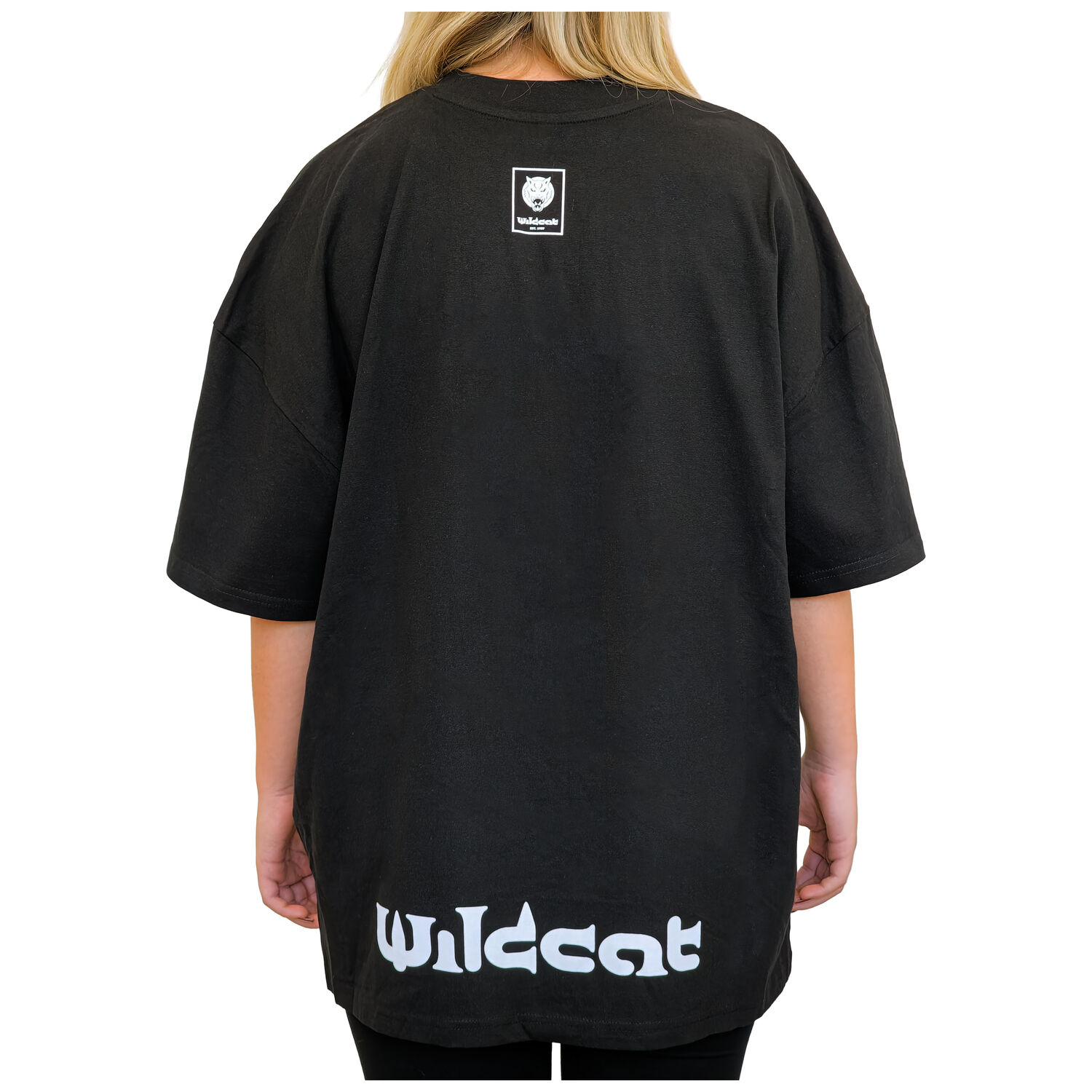 Vue arrière du T-shirt noir oversize à col montant Personne portant un T-shirt noir oversize à col montant de Wildcat, vue arrière