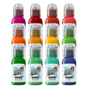 Neuf bouteilles d'encres de tatouage World Famous Ink de différentes couleurs sur fond blanc