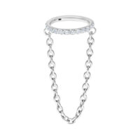 Clicker en chaîne de cristal en titane blanc or Anneau articulé en titane blanc or avec chaîne de cristaux sur fond blanc