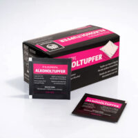 Wildcat Tampons alcoolisés 6 x 3 cm boîte Emballage noir et rose avec tampons alcoolisés sur fond blanc