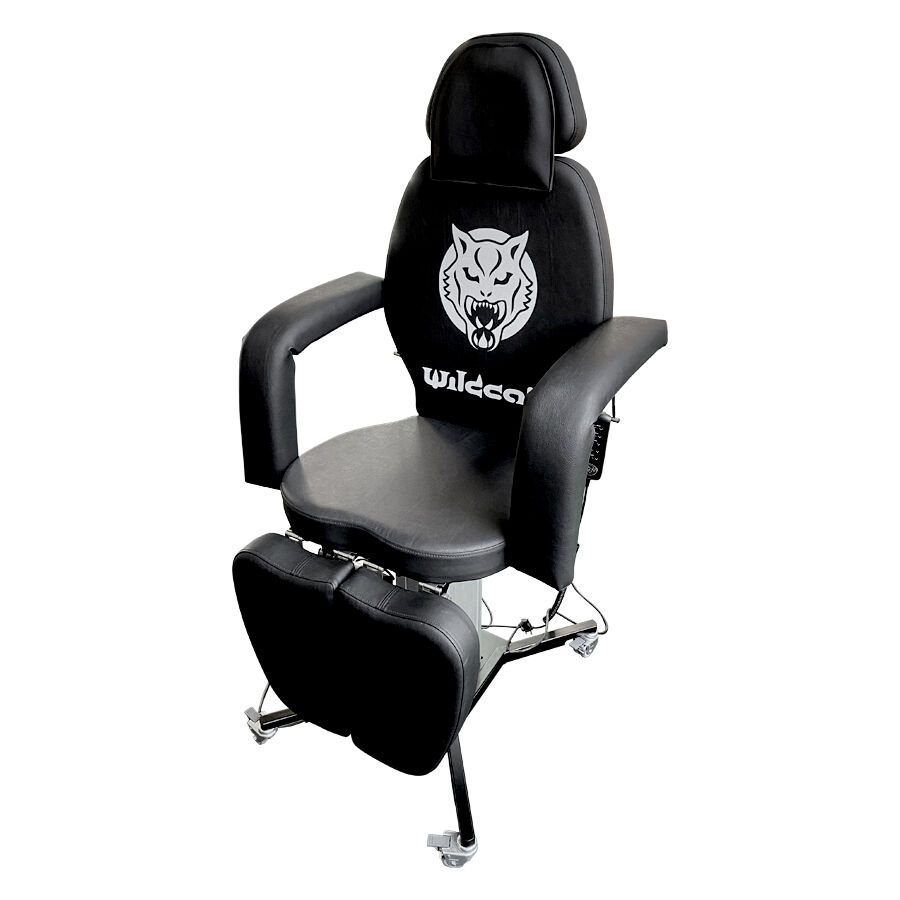 Wildcat Pro Tattoo Chaise en Noir Chaise de tatouage Wildcat Pro noire en similicuir avec cadre en aluminium sur fond blanc
