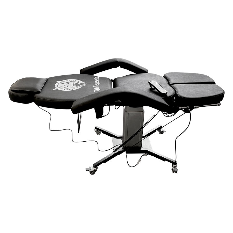 Chaise de tatouage Wildcat Pro noire en similicuir Chaise de tatouage et piercing noire en similicuir avec cadre en aluminium sur fond blanc