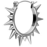 Boucle d'oreille argentée avec pointes sur fond blanc