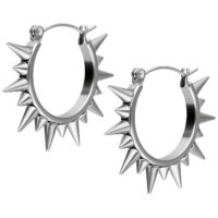 Paire de boucles d'oreilles argentées à pointes en acier chirurgical avec des clous pointus sur fond blanc