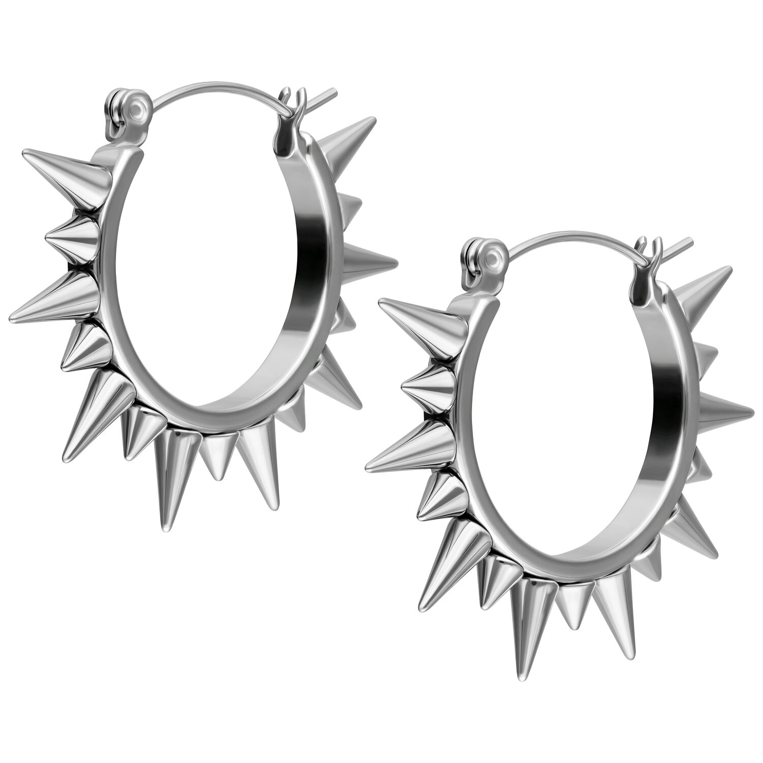 Paire de boucles d'oreilles argentées à pointes en acier chirurgical avec des clous pointus sur fond blanc