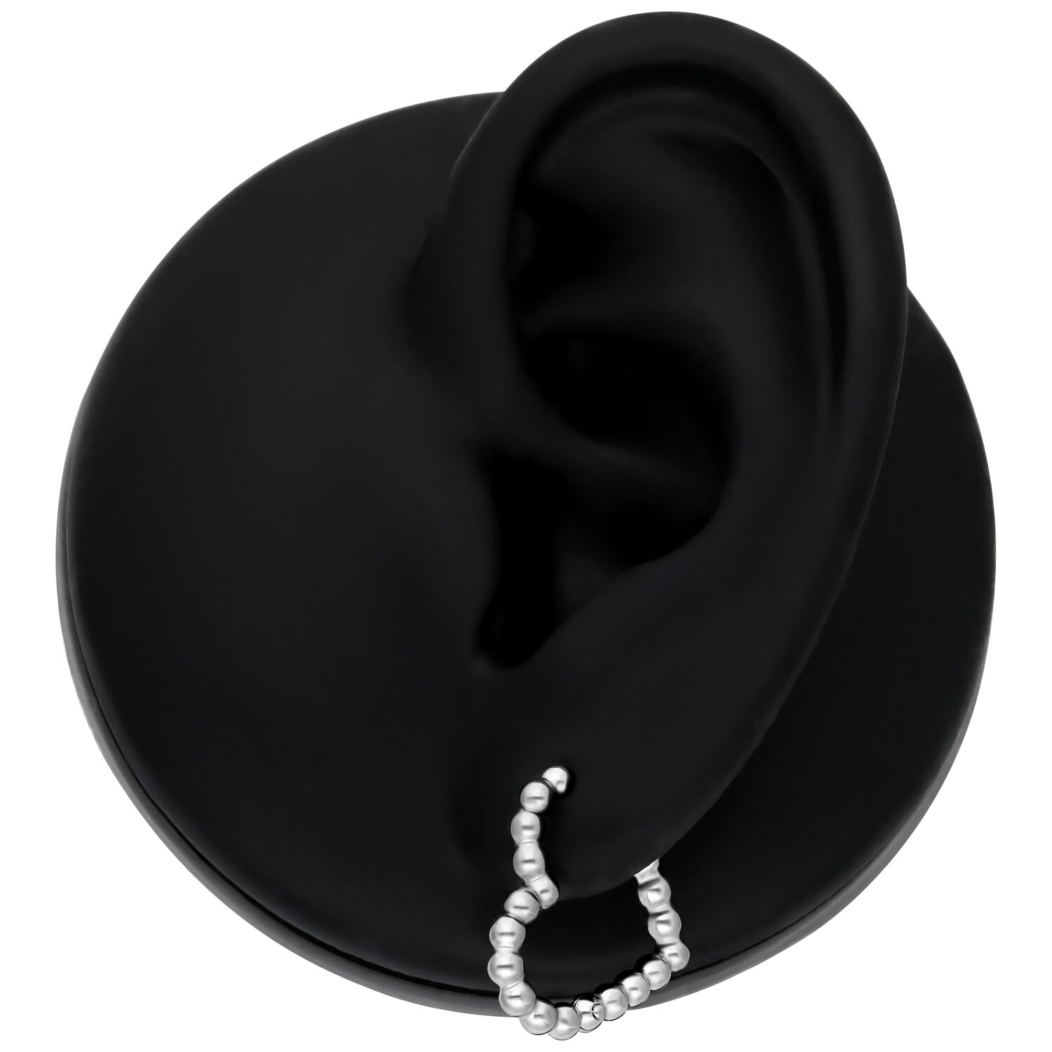 Créoles Bubble en forme de cœur en acier chirurgical Créole Bubble en forme de cœur argentée sur un modèle d'oreille noir sur fond blanc