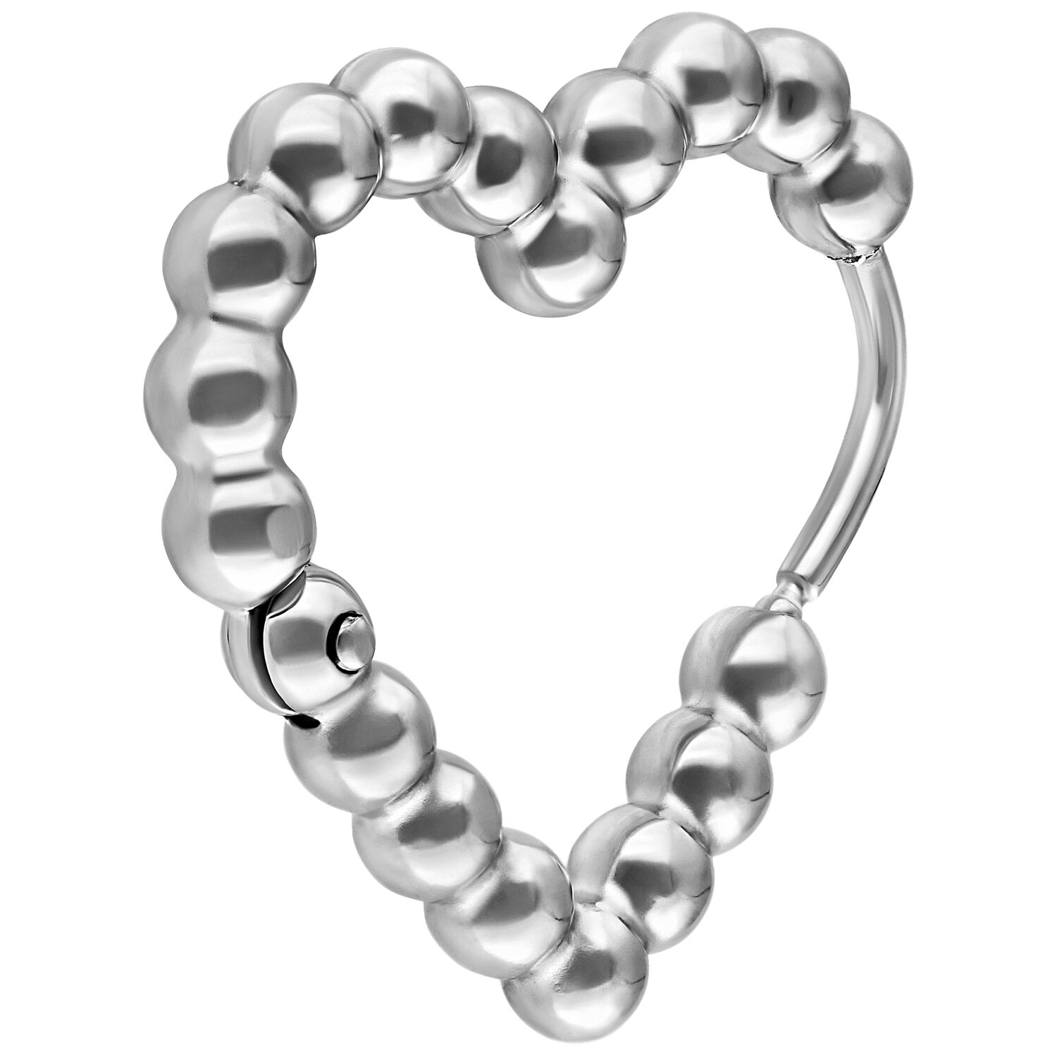 Boucles d'oreilles cœur en acier chirurgical argenté Boucle d'oreille cœur en acier chirurgical argenté sur fond blanc