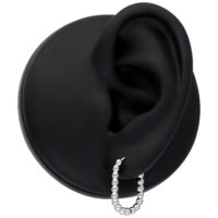 Oval Bubble Hoops en argent sur oreille noire Oval Bubble Hoops en argent sur oreille noire sur fond neutre