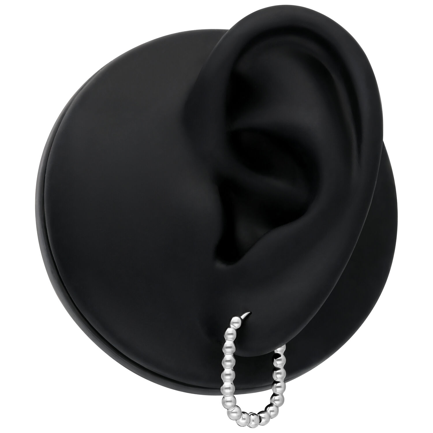 Oval Bubble Hoops en argent sur oreille noire Oval Bubble Hoops en argent sur oreille noire sur fond neutre