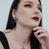 Boucles d'oreilles Bubble Polygon en noir et argent Femme avec boucles d'oreilles Bubble Polygon en noir et argent, gros plan