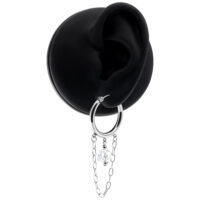 Hoops Edgy blancs avec pendentif chaîne Boucles d'oreilles Hoops argentées sur un modèle d'oreille noir avec pendentif chaîne
