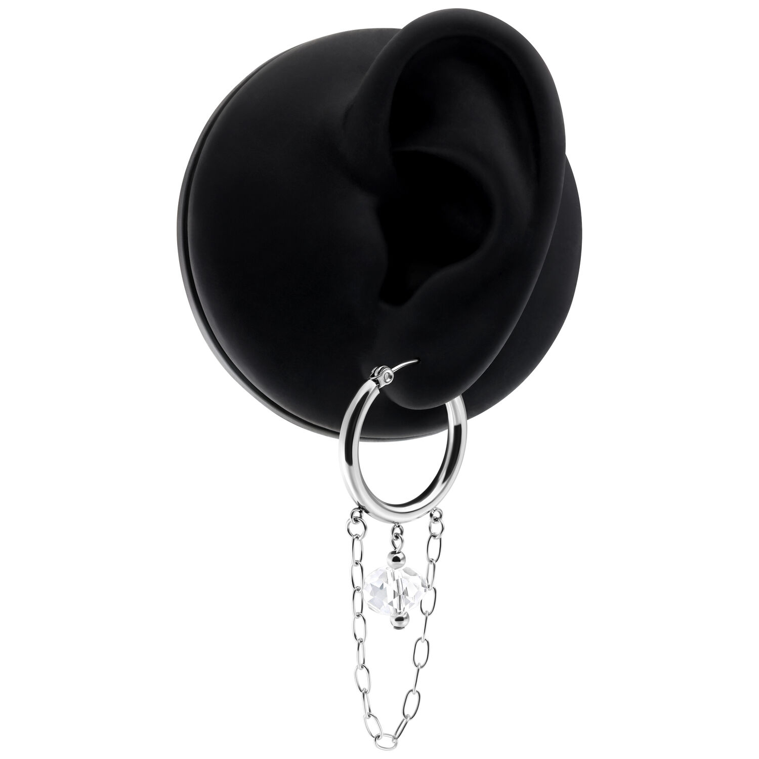 Hoops Edgy blancs avec pendentif chaîne Boucles d'oreilles Hoops argentées sur un modèle d'oreille noir avec pendentif chaîne