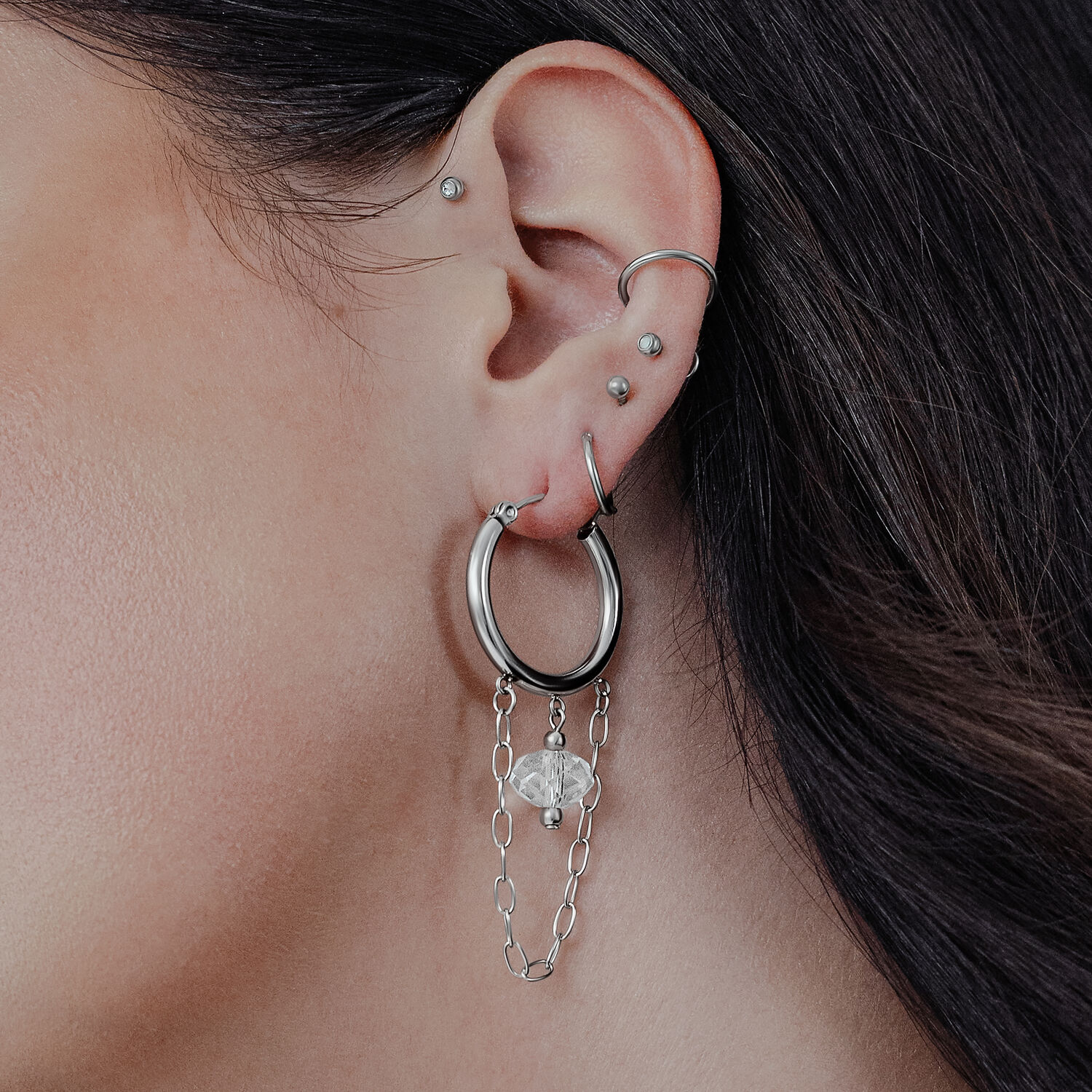 Créoles blanches audacieuses avec chaîne Oreille avec créole blanche en pierre et chaîne en acier inoxydable aspect argenté