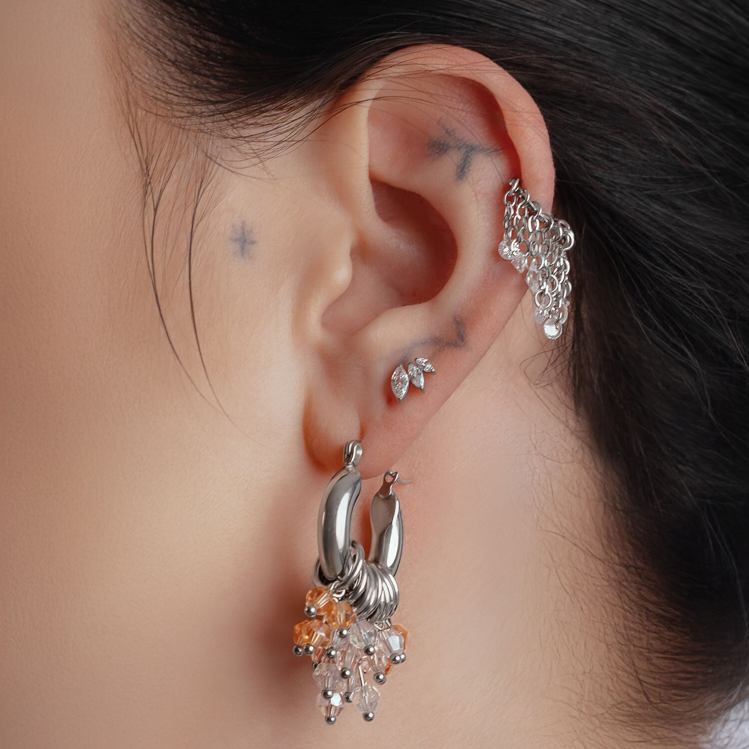 Glamour Hoops en argent et or à l'oreille Boucles Glamour en argent et or à l'oreille d'une personne, gros plan