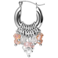 Créoles glamour argentées avec cristaux en verre Boucles d'oreilles argentées avec cristaux en verre colorés sur fond blanc