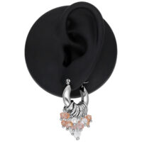Glamour Hoops argentés avec pendentifs Boucles d'oreilles argentées avec pendentifs sur un modèle d'oreille noire