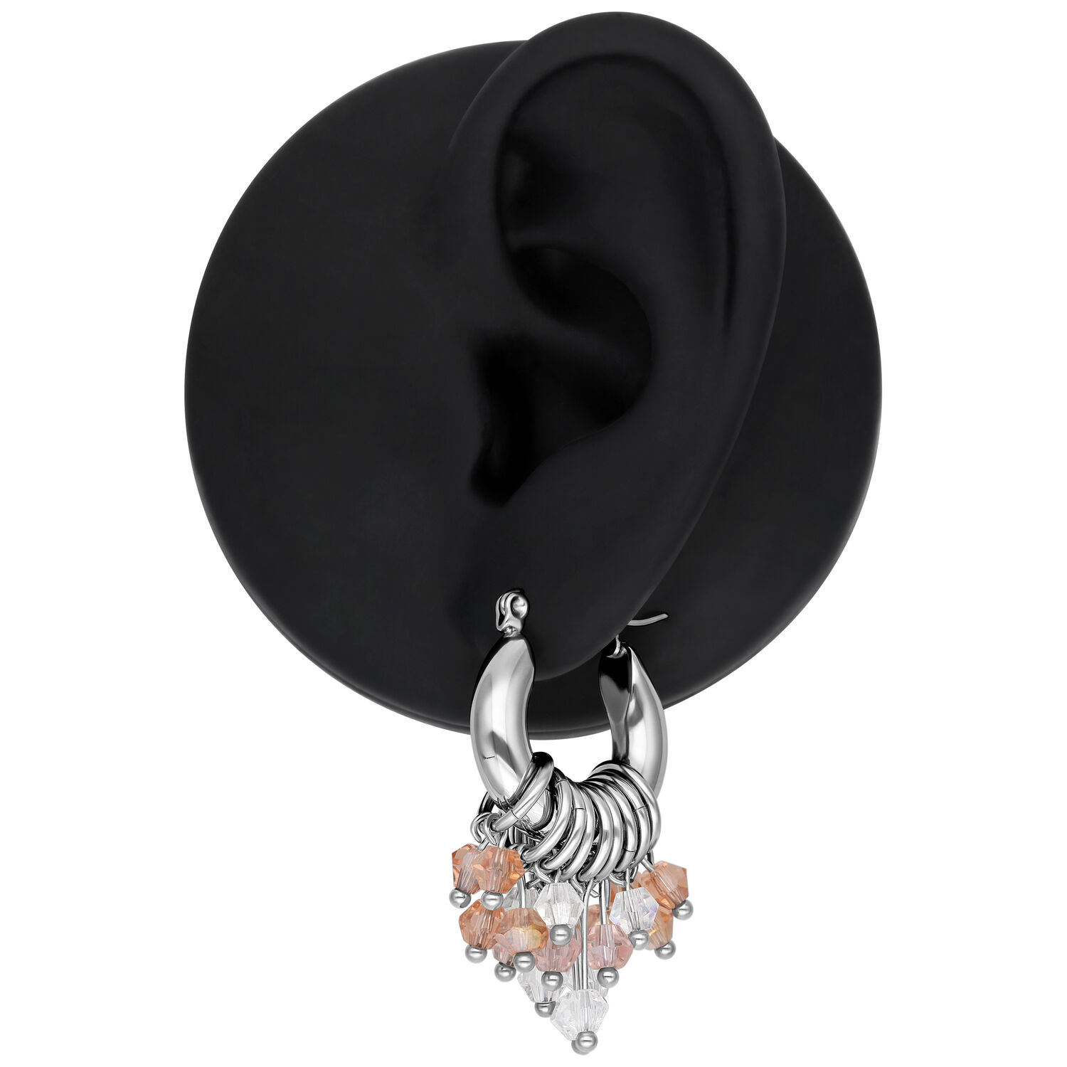 Glamour Hoops argentés avec pendentifs Boucles d'oreilles argentées avec pendentifs sur un modèle d'oreille noire