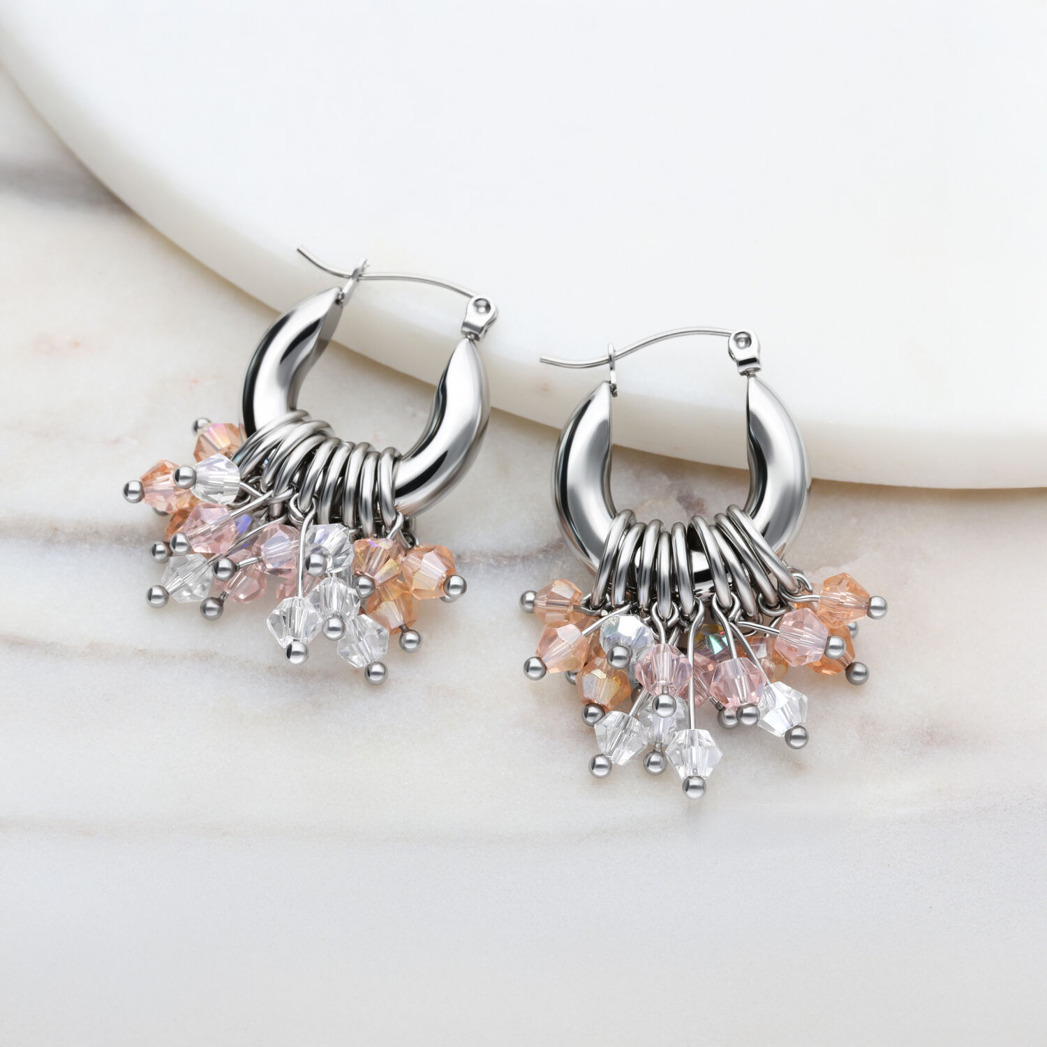 Créoles Glamour en argent avec pendentifs en cristal Créoles en argent avec pendentifs en cristal colorés sur fond clair