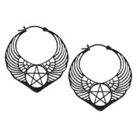 Boucles d'oreilles pentagramme noires avec ailes Deux boucles d'oreilles noires en acier chirurgical avec motif pentagramme et ailes sur fond blanc
