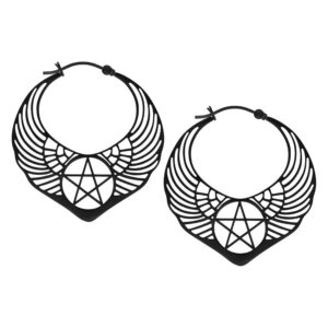 Deux boucles d'oreilles noires en acier chirurgical avec motif pentagramme et ailes sur fond blanc
