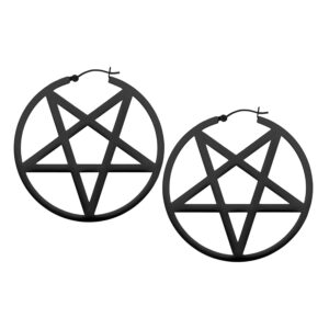 Deux boucles d'oreilles pentagramme noires en acier chirurgical sur fond blanc