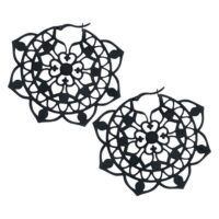 Hoops floraux noirs en acier chirurgical Deux boucles d'oreilles florales noires rondes en acier chirurgical sur fond blanc
