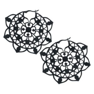 Deux boucles d'oreilles florales noires rondes en acier chirurgical sur fond blanc