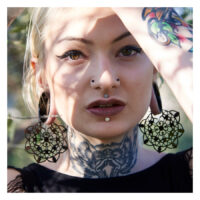 Boucles d'oreilles florales noires en acier chirurgical Femme avec de grandes boucles d'oreilles florales noires en acier chirurgical