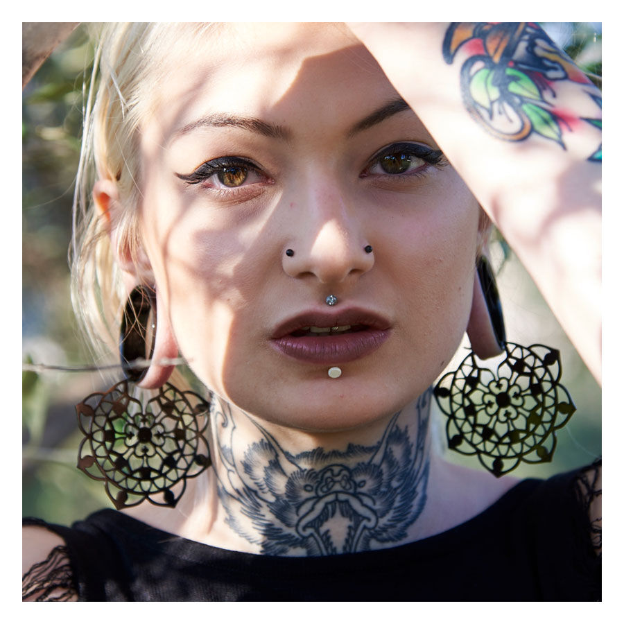 Boucles d'oreilles florales noires en acier chirurgical Femme avec de grandes boucles d'oreilles florales noires en acier chirurgical