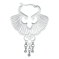 Boucles d'oreilles créoles feuille de ginkgo argentées Boucle d'oreille en forme de ginkgo argentée avec fermoir à clip sur fond blanc