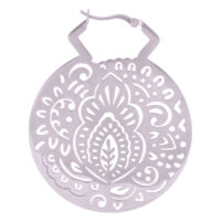 Créoles Mehndi argentées en acier chirurgical Boucle d'oreille ronde argentée avec motif Mehndi sur fond blanc
