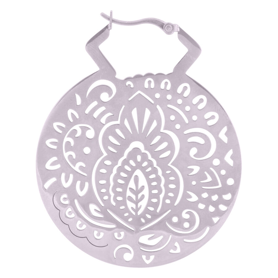 Créoles Mehndi argentées en acier chirurgical Boucle d'oreille ronde argentée avec motif Mehndi sur fond blanc