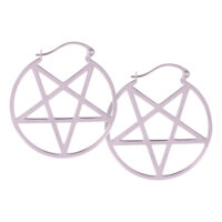 Petites créoles pentagramme en noir et argent Deux boucles d'oreilles pentagramme brillantes en acier chirurgical noir et argent sur fond blanc
