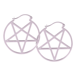 Deux boucles d'oreilles pentagramme brillantes en acier chirurgical noir et argent sur fond blanc