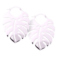 Boucles d'oreilles feuille de Monstera en argent Boucles d'oreilles feuille de Monstera en argent sur fond blanc, brillantes et stylées