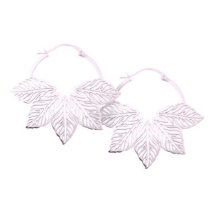 Deux boucles d'oreilles Abey Hoops avec un design en forme de feuille sur fond blanc