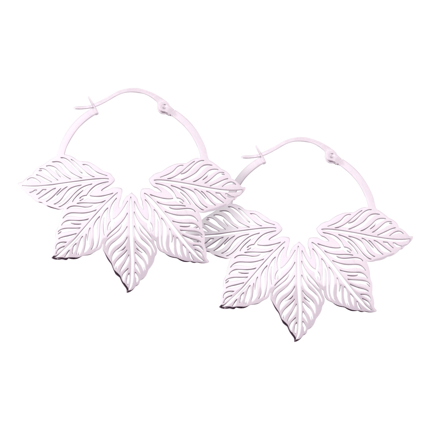 Boucles d'oreilles Abey Hoops élégantes au design feuille Deux boucles d'oreilles Abey Hoops avec un design en forme de feuille sur fond blanc