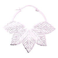 Hoops Abey au design feuille remarquables Boucles d'oreilles Abey Hoops en argent au design feuille sur fond blanc