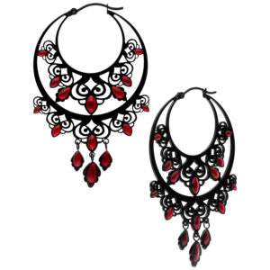 Boucles d'oreilles baroques noires avec accents rouges sur fond blanc