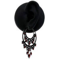 Boucles d'oreilles baroques noires avec accent rouge Boucles d'oreilles baroques noires en acier chirurgical avec détails rouges sur fond noir