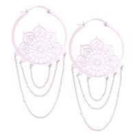 La Fleur Hoops au design élégant Boucles d'oreilles La Fleur Hoops en acier inoxydable avec motif floral délicat et pendentifs en chaîne sur fond blanc
