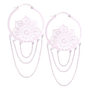 Boucles d'oreilles La Fleur Hoops en acier inoxydable avec motif floral délicat et pendentifs en chaîne sur fond blanc