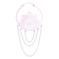 Élégants La Fleur Hoops en acier inoxydable Boucles d'oreilles La Fleur argentées avec design floral et chaînes sur fond blanc