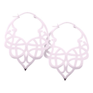 Boucles d'oreilles Celtic Tribal Hoops argentées sur fond blanc