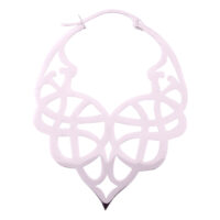 Boucles d'oreilles Celtic Tribal en acier inoxydable Boucles d'oreilles Celtic Tribal argentées en acier inoxydable sur fond blanc