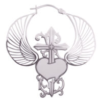 Boucles d'oreilles argentées avec cœur et ailes sur fond blanc