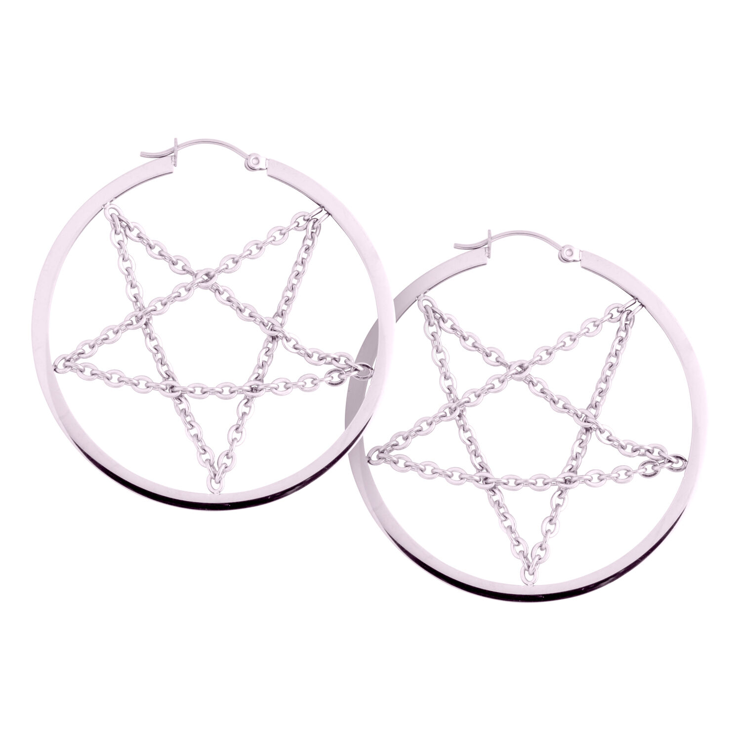 Créoles pentagramme argentées en acier chirurgical, polies avec motif chaîne sur fond blanc