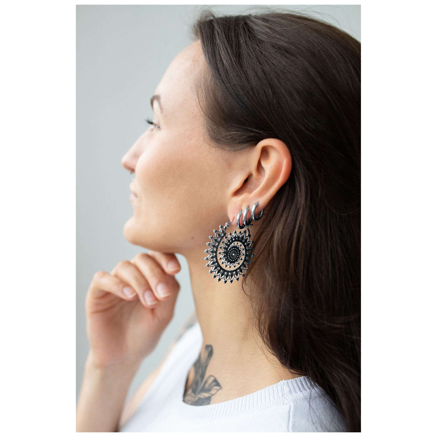 Créoles Floral Nautilus en argent et or Femme avec des créoles Floral Nautilus en argent et or sur fond neutre